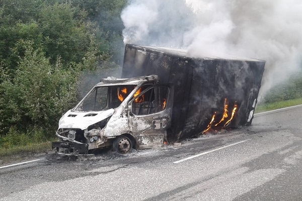 На границе Архангельской области и Коми сгорел автомобиль с товаром из интернет-магазина