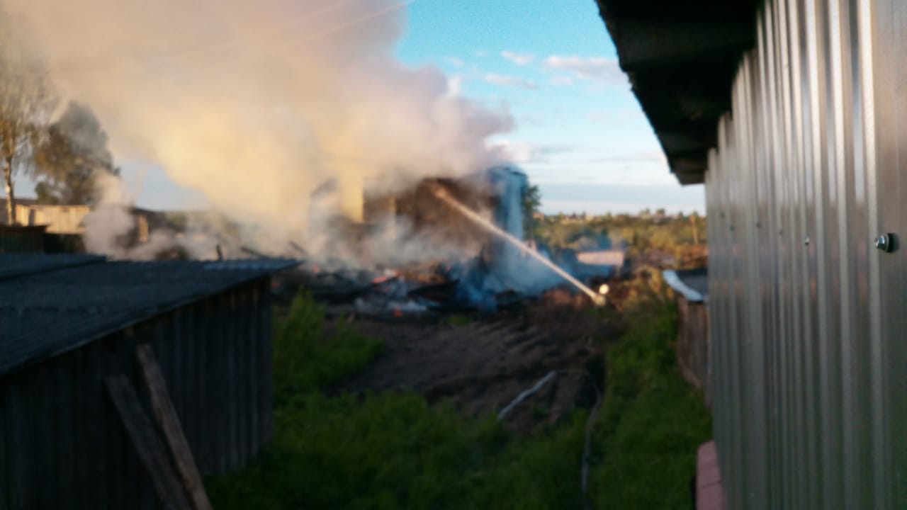 В Емецке сгорел старинный дом, погиб мужчина | 01.06.2021 | Архангельск -  БезФормата