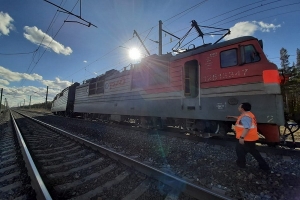 Происшествие на железной дороге: на станции Емца фура въехала под поезд