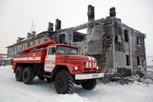Двухэтажный деревянный дом, поврежденный при пожаре, к проживанию не пригоден