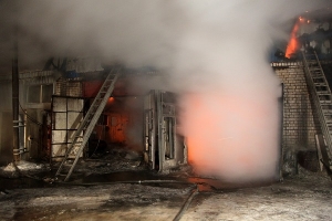 Пожар в гаражном кооперативе тушили по повышенному номеру сложности