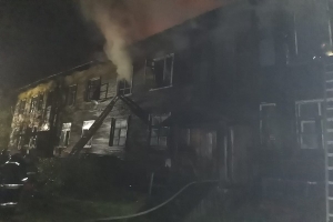 На Кегострове продолжается тушение пожара в многоквартирном доме
