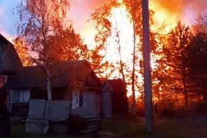 Пожар в дачном поселке: сгорел дом и баня