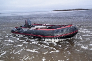 Молодые люди застряли во льду Северной Двины на ПВХ-лодке