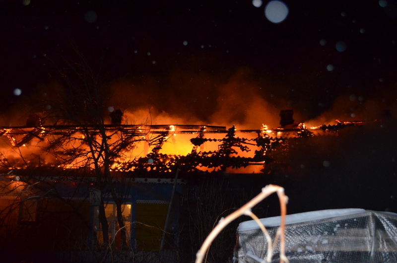 Ущерб нанесенный пожаром. Пожар. Пожар дома. Пожар в частном доме. Пожар ночью.