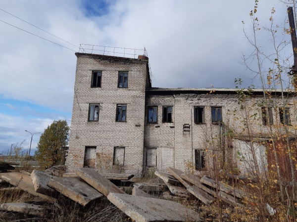 В Холмогорах после вмешательства прокурора органом местного самоуправления снесена заброшенная котельная