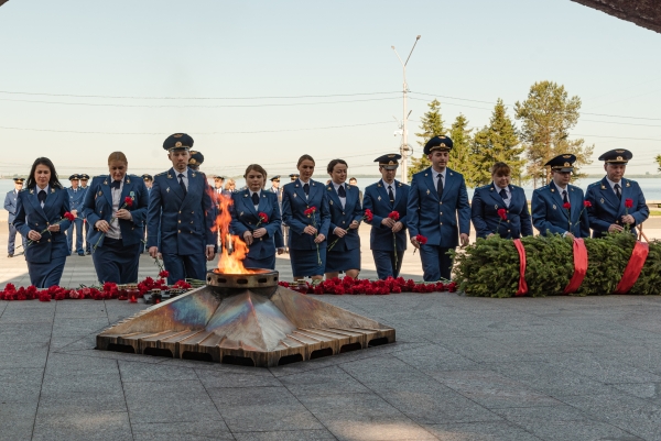 Работники прокуратуры Архангельской области возложили цветы к Монументу Победы в Великой Отечественной войне 1941-1945