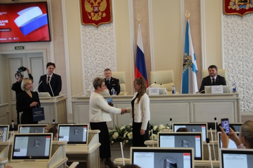 Юным жителям столицы Поморья вручили первые паспорта