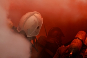 Архангельские пожарные предотвратили ЧП на производственном объекте, эвакуировав 5 баллонов с газом