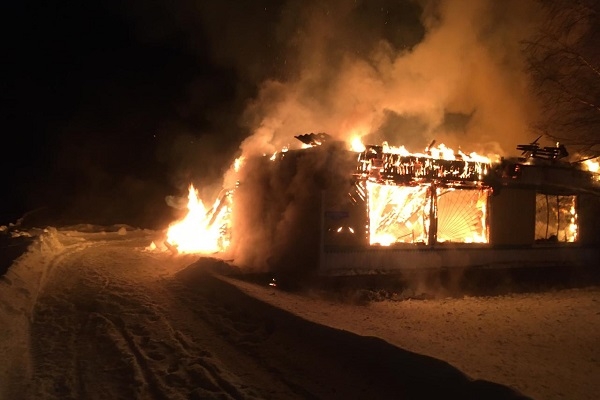 В Каргопольском районе огнём поврежден продовольственный магазин