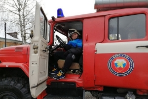 Пожар потушили, террористов обезвредили: в Сольвычегодске прошли совместные занятия юнармейцев и юных пожарных