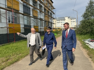 Заместитель прокурора Архангельской области и Ненецкого автономного округа Павел Матанцев проверил ход ремонтных работ в школе № 1 г. Нарьян-Мара