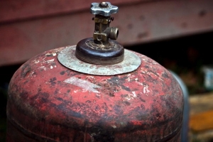 Пожарные эвакуировали «КАМАЗ» и 5 газовых баллонов из горящего гаража