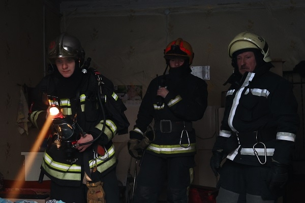 Архангельские пожарные во второй раз спасли деревянный дом от огня