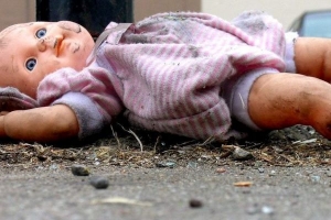 Житель Няндомы обвиняется в истязании дочери