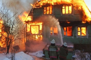 В Усть-Пинеге вечером сгорел коттедж предпринимателя