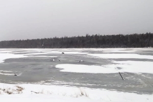 Мужчина ушел кататься по озеру на коньках и пропал