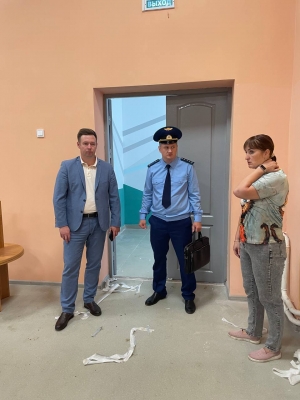 Прокурор Красноборского района проверил качество проведения капитального ремонта школы