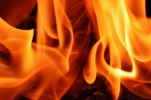 Двоих человек из горящей двухэтажки спасли маймаксанские пожарные