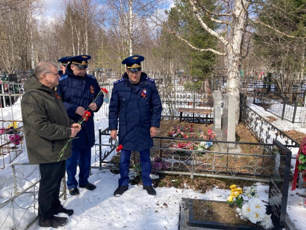 Руководством прокуратуры Архангельской области и Ненецкого автономного округа возложены цветы на могилы прокуроров Архангельской области, участвовавших в Великой Отечественной войне