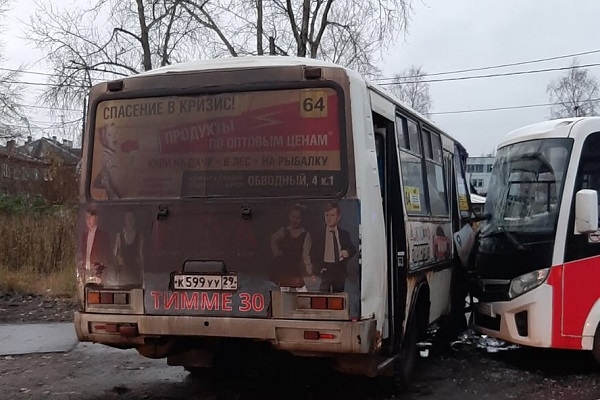 Два автобуса и такси столкнулись на окраине Архангельска