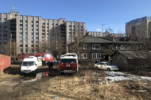 Пожар в деревянной двухэтажке: погибла 80-летняя женщина, двое человек спасены