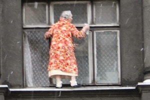Бабушка хотела выйти из квартиры через окно, да пожарные не дали
