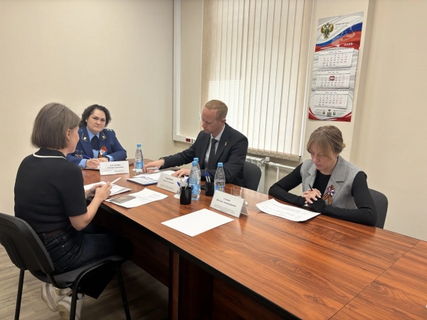 Заместителем прокурора области и автономного округа проведен личный прием граждан по вопросам оплаты и охраны труда