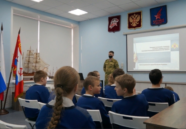 В Архангельске офицер Росгвардии провёл занятие с кадетами подшефного класса