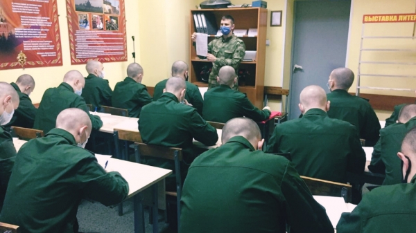 Архангельские военнослужащие по призыву поздравили своих мам с праздником