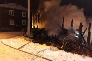 Два ночных пожара на Кегострове: горел дом и сараи