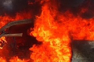 Две иномарки повреждены огнем в центре Архангельска