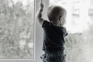 Ребенок выпал из окна, облокотившись на москитную сетку
