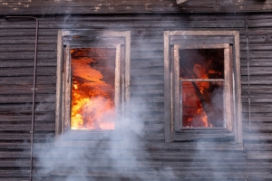 В Шенкурске горел двухквартирный дом, погибла пожилая женщина