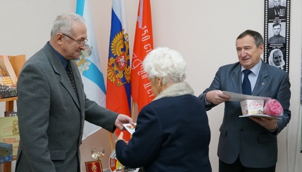 Председатель ветеранской организации Росгвардии вручил памятные медали активистам совета ветеранов Архангельска