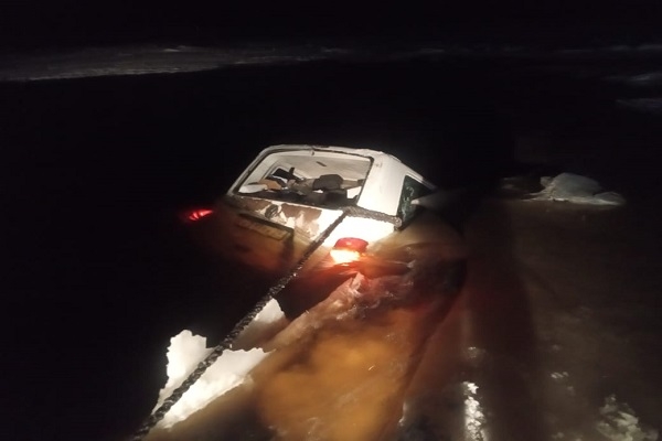 Верхняя Тойма: водителя и пассажиров микроавтобуса, оказавшегося в ледяной воде, госпитализировали с обморожениями