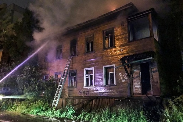 В Архангельске горела нежилая деревянная двухэтажка