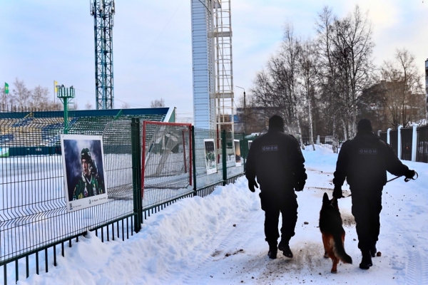В Архангельске сотрудники ОМОН Росгвардии обеспечили безопасность матча по хоккею с мячом