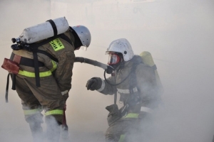 В Котласе при пожаре в гаражном кооперативе эвакуировали «Фольксваген – Поло» и два 50-литровых газовых баллона
