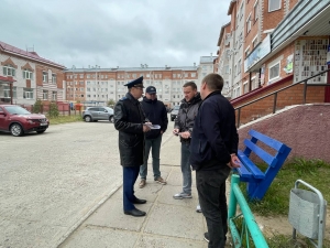 Заместитель прокурора Архангельской области и Ненецкого автономного округа Павел Матанцев проверил ход работ по капитальному ремонту многоквартирных домов в г. Нарьян-Маре и п. Искателей