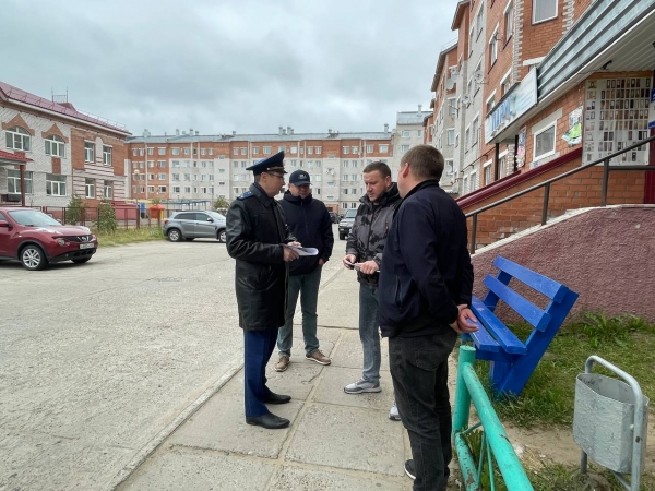 Заместитель прокурора Архангельской области и Ненецкого автономного округа Павел Матанцев проверил ход работ по капитальному ремонту многоквартирных домов в г. Нарьян-Маре и п. Искателей