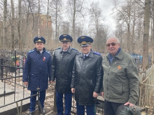 Руководством прокуратуры Архангельской области и Ненецкого автономного округа возложены цветы на могилы прокуроров Архангельской области, участвовавших в Великой Отечественной войне