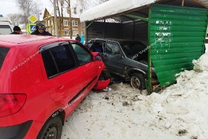 Тройное ДТП в Вычегодском: автомобиль въехал в автобусную остановку