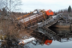 В Шенкурском районе лесовоз разрушил низководный мост. Нарушено транспортное сообщение с поселком Плёсо