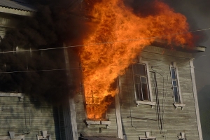На Бревеннике горел многоквартирный дом, погиб мужчина