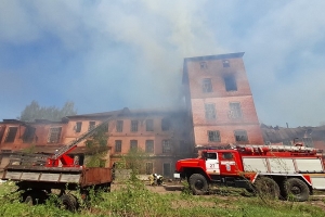 Пожарные Котласского района тушили пожар на заброшенном комбинате в Вологодской области