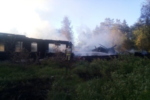 Пожар в Вельском районе: сгорел нежилой дом и две хозпостройки