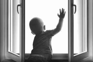 В Новодвинске из окна выпал двухлетний ребенок