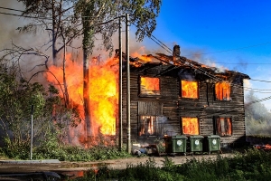 В Соломбальском округе Архангельска огнем уничтожен нежилой двухэтажный дом