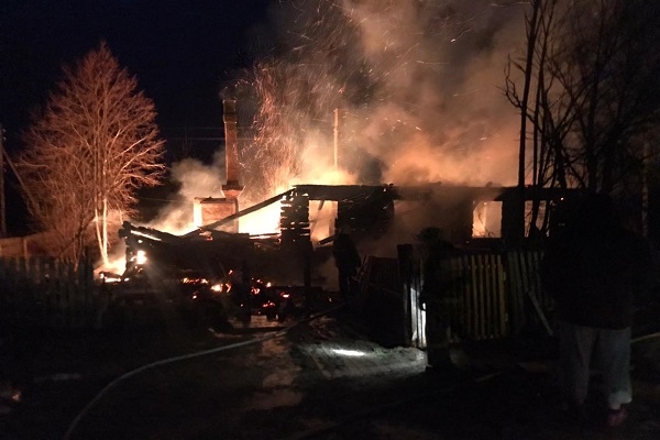 Два человека погибли при пожаре в Коношском районе